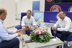 Vico Zeljković: Hvala predsjedniku Čeferinu na podršci i povjerenju Prvi čovjek UEFA danas je doputovao u Sarajevo, te je u prostoriji N/FS Bosne i Hercegovine razgovarao sa Vicom Zeljkovićem, prvim čovjekom bh. fudbala Predsjednik N/FS Bosne i Hercegovine Vico Zeljković oglasio se nakon sastanka sa predsjednikom UEFA Aleksanderom Čeferinom u zgradi N/FS BIH u Sarajevu. On je poručio da je ovaj sastanak bila prilika da se razmjene mišljenja o aktuelnim fudbalskim dešavanjima, te da je istaknuta važnost kontinuirane podrške UEFA infrastrukturnim, omladinskim i grassroots programima. U prostorijama NS/FS BiH održao sam sastanak sa predsednikom UEFA gospodinom Aleksanderom Čeferinom. Naš razgovor bio je prilika da razmijenimo mišljenja o aktuelnim fudbalskim dešavanjima u BiH i regionu, kao i o zajedničkim projektima koji doprinose razvoju fudbala na svim nivoima. Posebno mi je drago što je istaknutnosti.