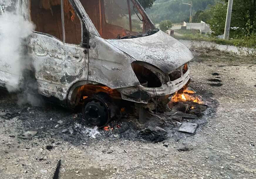 (FOTO) Vatrogasci u akciji: Gorio kombi u Banjaluci