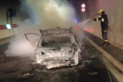 (VIDEO, FOTO) Spaseno četvoro putnika: Požar u tunelu Ivan, automobil u potpunosti izgorio