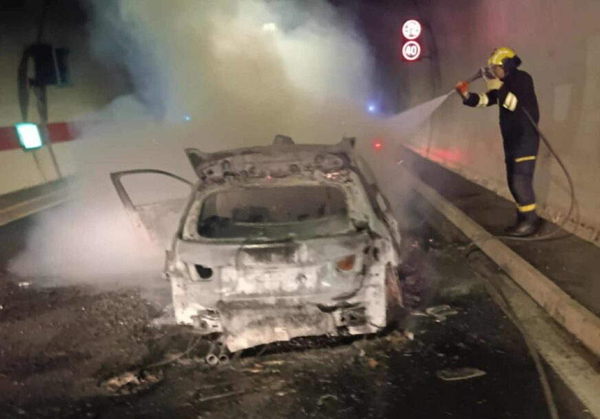 (VIDEO, FOTO) Spaseno četvoro putnika: Požar u tunelu Ivan, automobil u potpunosti izgorio