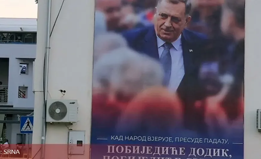Bilbord podrške Miloradu Dodiku u Kozarskoj Dubici