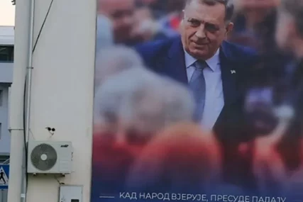 Bilbord podrške Miloradu Dodiku u Kozarskoj Dubici