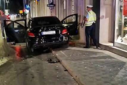(FOTO) Nesreća u Bijeljini: Automobilom se "zakucao" u ćevabdžinicu, povrijeđen maloljetnik
