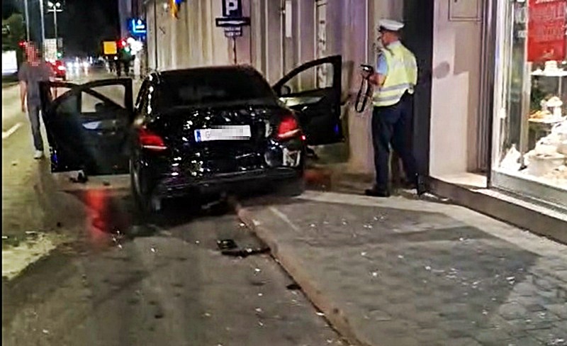 (FOTO) Nesreća u Bijeljini: Automobilom se "zakucao" u ćevabdžinicu, povrijeđen maloljetnik