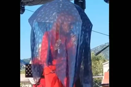 Josipa Lisac ispod kišobrana