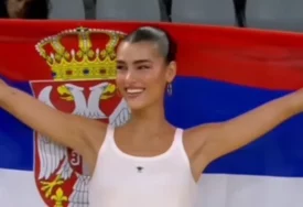 (VIDEO) Svi su gledali u Orlove dok se nije pojavila ona – od čije LJEPOTE ZASTAJE DAH: Vatrena crnka sa trobojkom bodrila Srbiju i ukrala slavu košarkašima