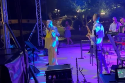 (FOTO) VESNA ZMIJANAC NE ODUSTAJE Prije 6 dana bila u Urgentnom, ljekari je upozorili, a ona opet stala na binu