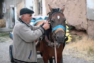 tradicionalna berba soli izdražava porodicu u Kayseriju, Turska
