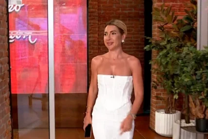 (FOTO) Jovana Jeremić u ČIPKASTOJ BIJELOJ HALJINI: Voditeljka u elegantnom izdanju ušetala u studio "Ponovo rođena"