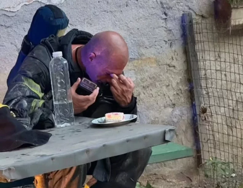(VIDEO) Vukašin je gasio požar dok je napadač pucao: Slika vatrogasca, SAMOG I KLONULOG sa parčetom torte, dirnula je mnoge