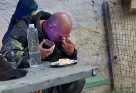 (VIDEO) Vukašin je gasio požar dok je napadač pucao: Slika vatrogasca, SAMOG I KLONULOG sa parčetom torte, dirnula je mnoge