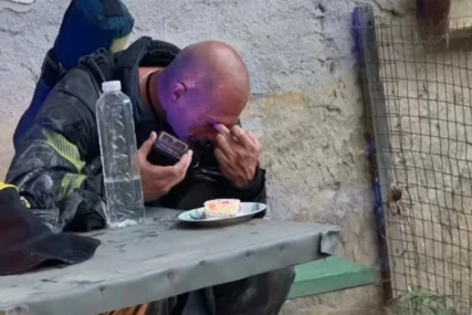 (VIDEO) Vukašin je gasio požar dok je napadač pucao: Slika vatrogasca, SAMOG I KLONULOG sa parčetom torte, dirnula je mnoge
