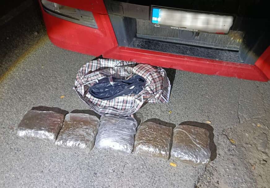 Dvojac uhvaćen u primopredaji, za trećom osobom se traga: Detalji akcije "MAN" u Prijedoru u kojoj je ZAPLIJENJENO 5 KILOGRAMA DROGE