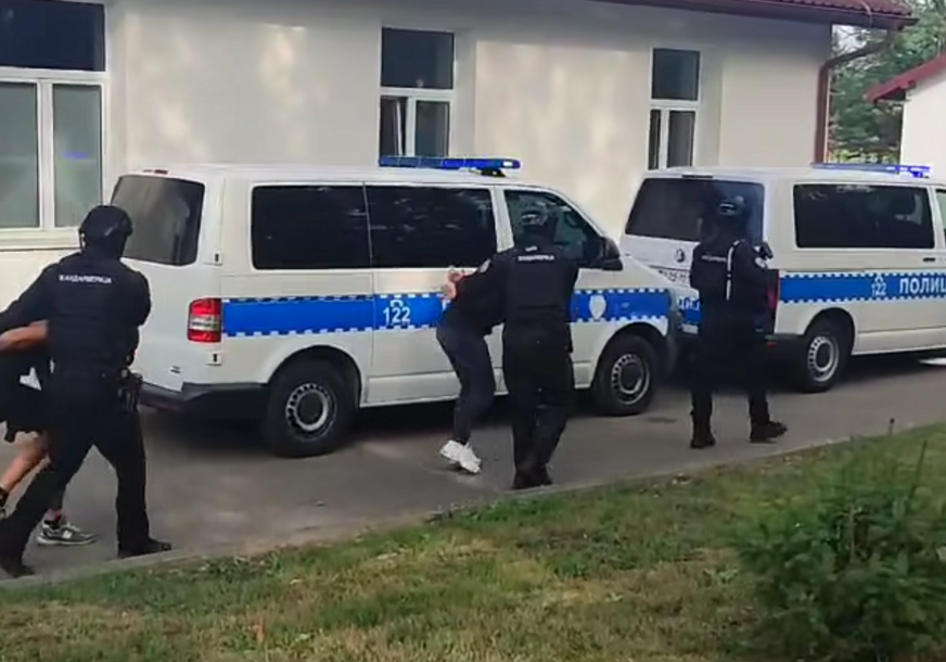 Privođenje uhapšenih u akciji "Smagler"