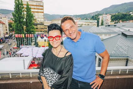 (FOTO) Festival se bliži kraju, ali interes za Bingovom festivalskom bazom ne jenjava: Enis Bešlagić i Amira Medunjanin posjetili Naše mjesto