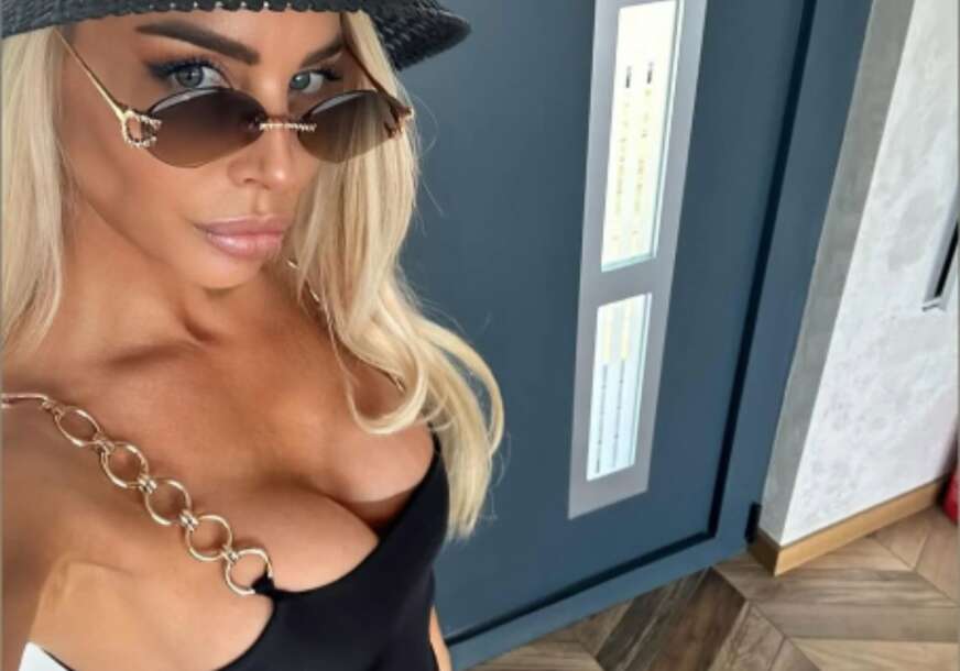 (FOTO) Nikoga ne ostavlja ravnodušnim: Voditeljka objavila selfi iz auta, u prvom planu bujne grudi