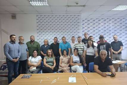 (FOTO) “Snaga se gradi na terenu” DNS primio novih 30 članova u Gradišci