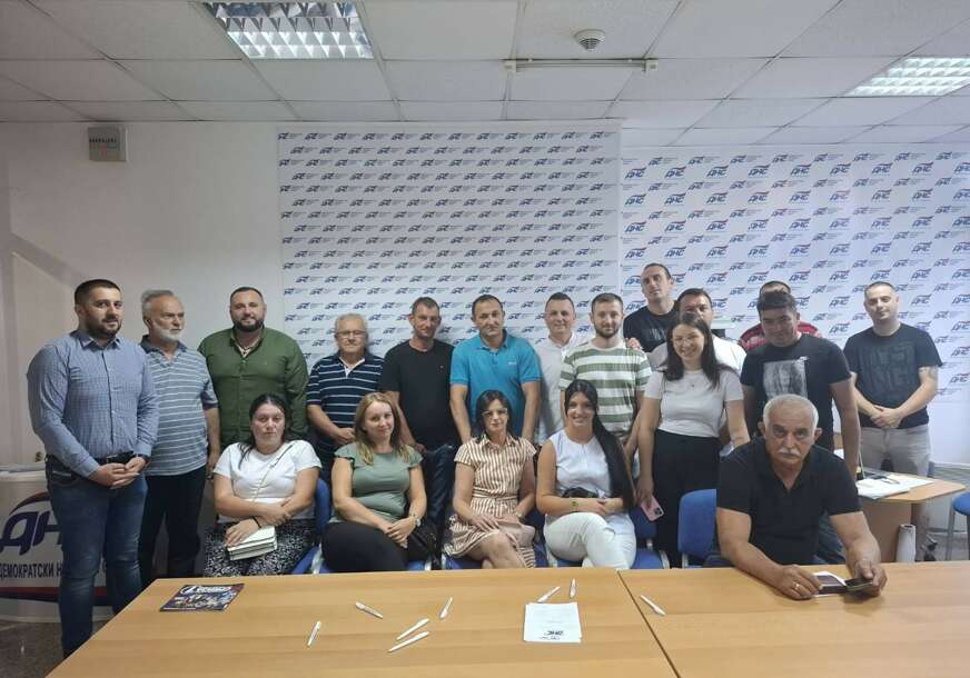(FOTO) “Snaga se gradi na terenu” DNS primio novih 30 članova u Gradišci