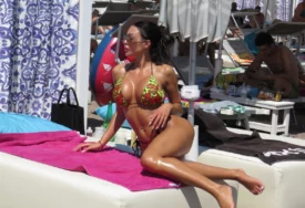 (VIDEO, FOTO) "To je moj teren" Maja Marinković se baškari u Budvi, BIKINI JEDVA POKRIO SILIKONE, pomenula i ulazak u rijaliti