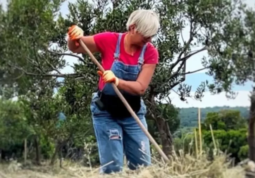 PRODALA SKUPOCJENE TORBE I KUPILA KUĆU I MASLINJAK Žena pokojnog pjevača pokazala kako sama renovira svoj kutak za uživanje