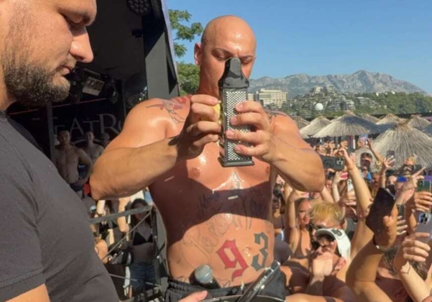 (FOTO) LUDILU NEMA KRAJA Desingerica na nastupu u Crnoj Gori pravio karbonaru, pio pivo, PA IZ USTA POLIJEVAO PUBLIKU