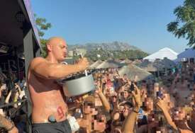 NOVI HAOS NA NASTUPU DESINGERICE Kidao lubenicu, polivao publiku alkoholom, reagovala i policija