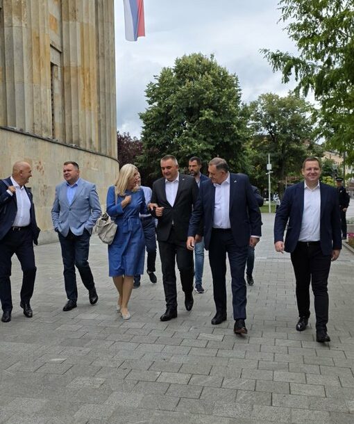 (FOTO) NAJAVILI NOVE POBJEDE Dodik sa najbližim saradnicima prošetao Banjalukom, otkrio o čemu su razgovarali