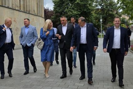 (FOTO) NAJAVILI NOVE POBJEDE Dodik sa najbližim saradnicima prošetao Banjalukom, otkrio o čemu su razgovarali