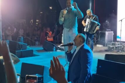 (VIDEO) „Nek vode me na sud, i kažu da sam lud“ Dodik ZAPJEVAO POZNATI HIT na koncertu u Trebinju
