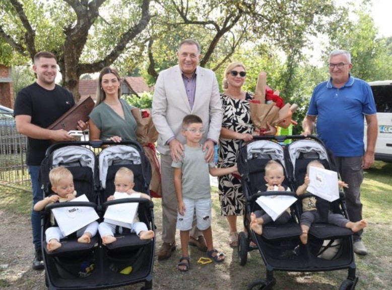 Dodik, poklon četvorkama