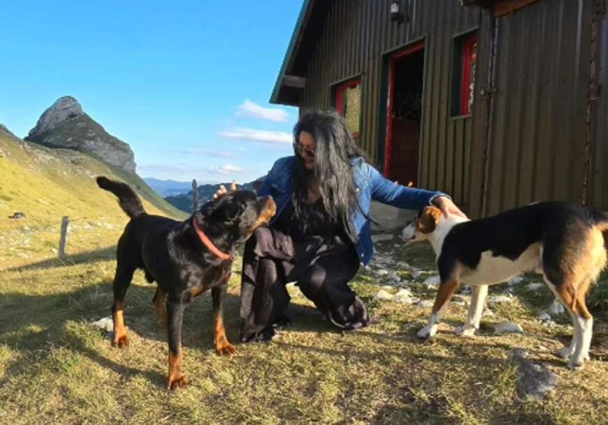 (FOTO) NE SKIDA OSMIJEH Dragana Mirković pronašla mir u planinama, a oni joj prave društvo