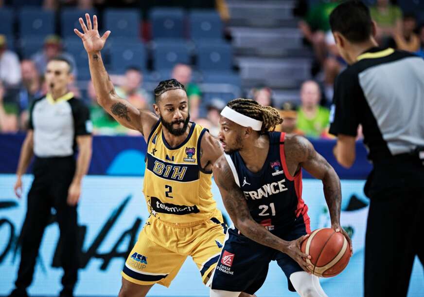 Džon Roberson u duelu s francuskim košarkašem