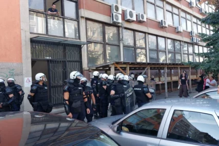 Policija ispred zgrade suda u Novom Sadu