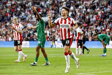 Esmir Bajraktarević proslavlja gol za PSV
