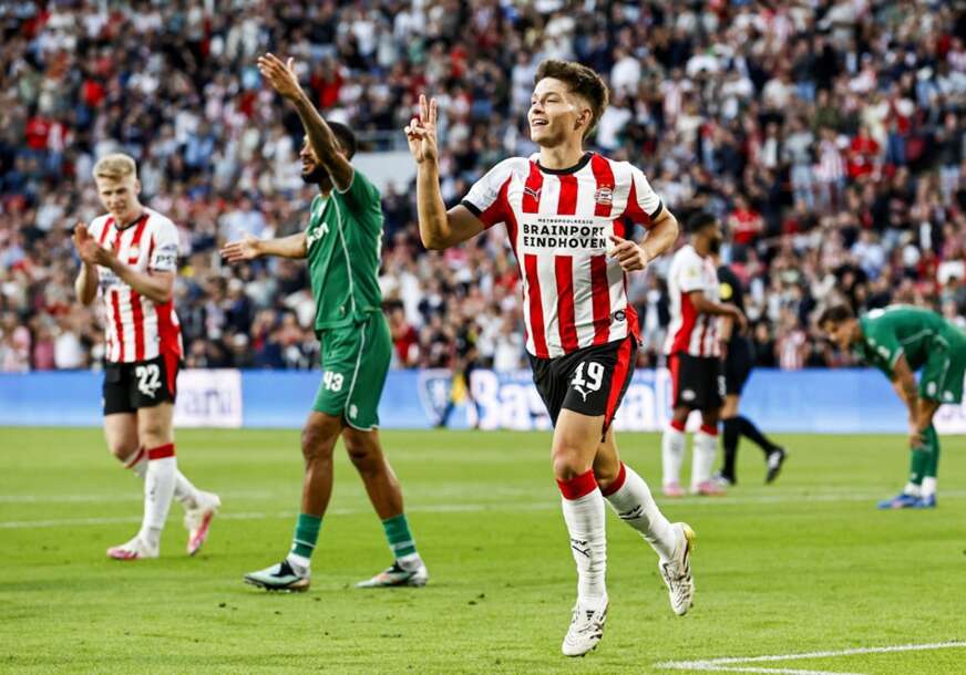 Esmir Bajraktarević proslavlja gol za PSV