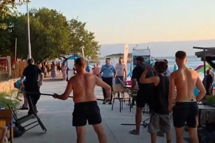 (FOTO) OKRŠAJ TURISTA I MJEŠTANA U HRVATSKOJ "Bila je makljaža, sve je počelo u kafiću, nastavilo se na obali"