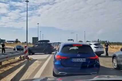 (VIDEO) Greška ih koštala 30 kilometara dodatne vožnje: Krenuli na kvarno da zaobiđu gužve na granici, a onda ih dočekao HLADAN TUŠ