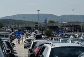 "E ovakve lopovi najviše vole" Stefan slikao auto srpskih tablica na plaži, pa zbog jedne rečenice rasplamsao mreže