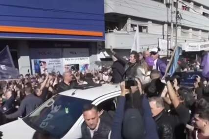 (VIDEO) Skandal trese Argentinu zbog korupcije: Napadnut Havijer Milej, građani gađali predsjednika kamenjem i flašama