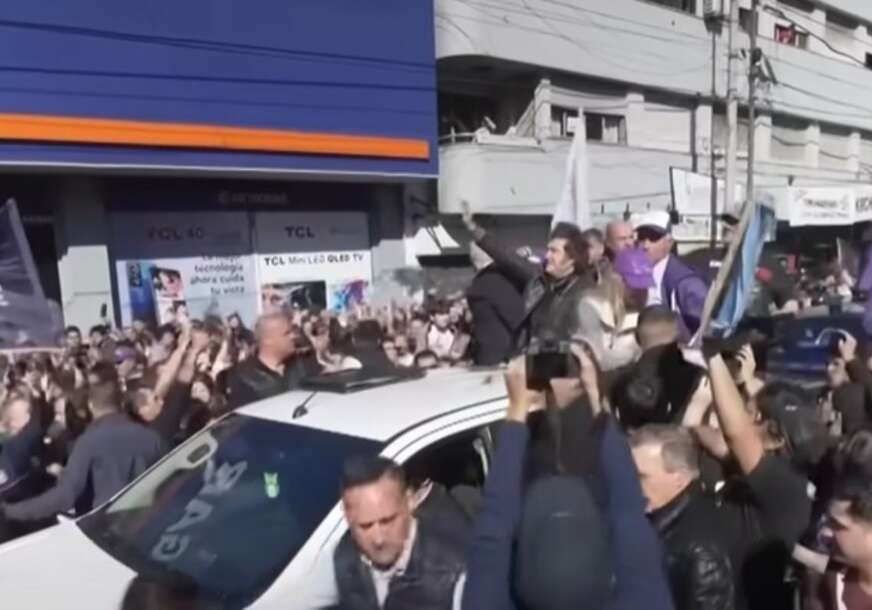 (VIDEO) Skandal trese Argentinu zbog korupcije: Napadnut Havijer Milej, građani gađali predsjednika kamenjem i flašama