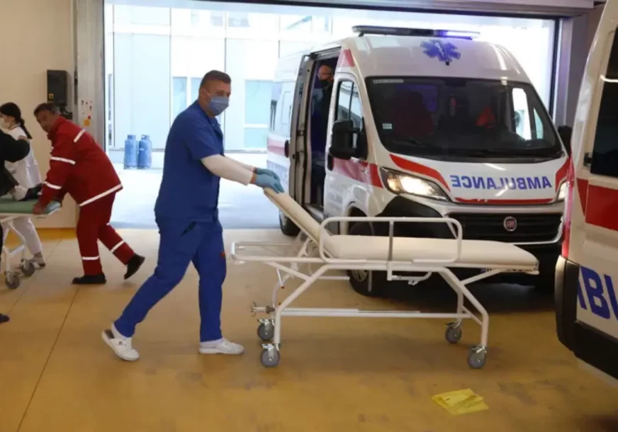 DJEVOJCI RAZBIO NOS I VILICU Ljekari prilikom pružanja pomoći paru nakon nesreće otkrili BRUTALNO NASILJE
