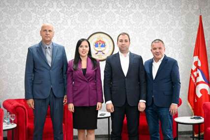 (FOTO) Pred posebnu sjednicu NSRS Selak poručio "Srpskoj je potrebno jedinstvo u odbrani institucija i nova Vlada"