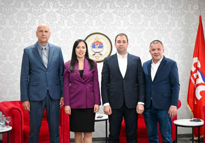 (FOTO) Pred posebnu sjednicu NSRS Selak poručio "Srpskoj je potrebno jedinstvo u odbrani institucija i nova Vlada"