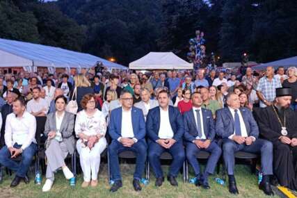 (FOTO) "Čuvajući ojkaču čuvamo i svoj identitet“ Banjac na festivalu ojkače kod manastira Moštanica