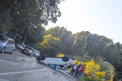 Saobraćajka kod Banjaluke: Auto završio na krovu