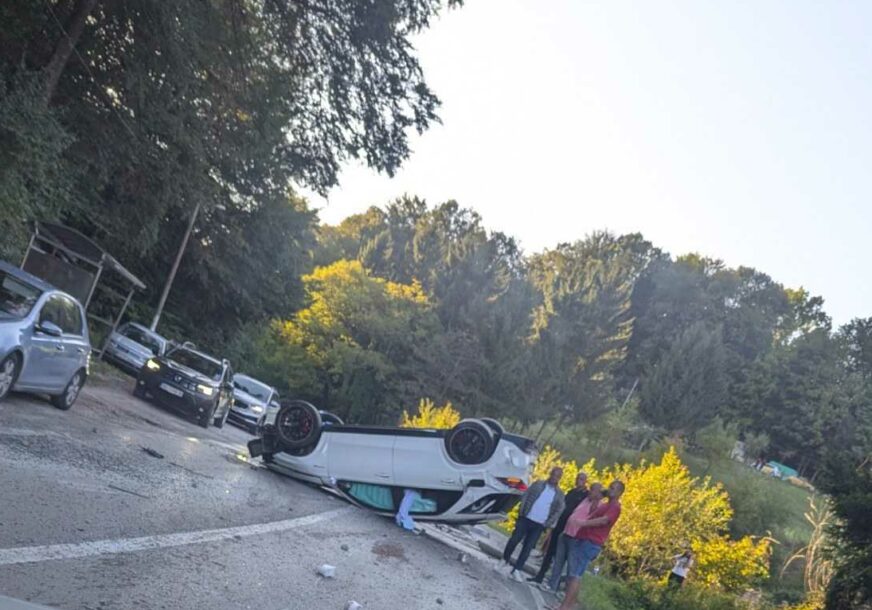 Saobraćajka kod Banjaluke: Auto završio na krovu
