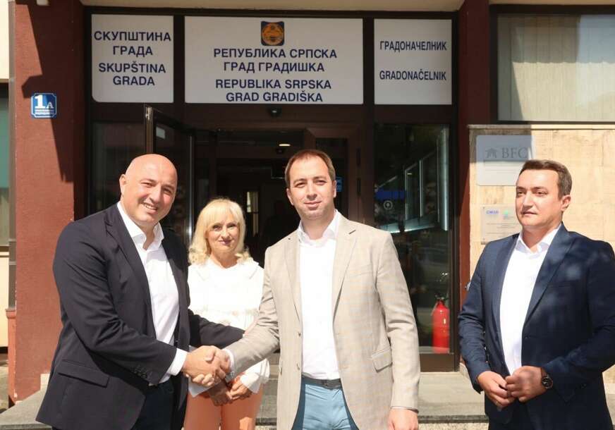 (FOTO) "Rastemo jer radimo" SPS jača u Gradišci, Adžić novi član partije