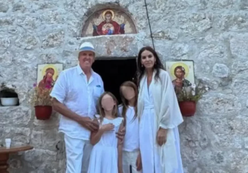 KRSTILA DJECU POD OSTROGOM Ivana Berendika prvi put pokazala blizance koje je dobila sa 20 godina starijim MILIJARDEROM