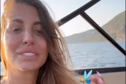 (FOTO) POKAZALA "PRAVO LICE" Jelena Radanović na brodu u kupaćem i bez trunke šminke