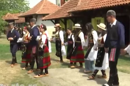 (FOTO) "Ples koji vas čini srećnim" Kinezi u NARODNOJ NOŠNJI zaigrali KOLO usred srpskog sela